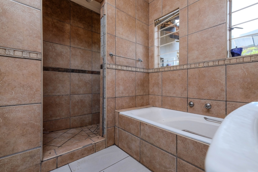 6 Bedroom Property for Sale in Weltevreden Park Gauteng