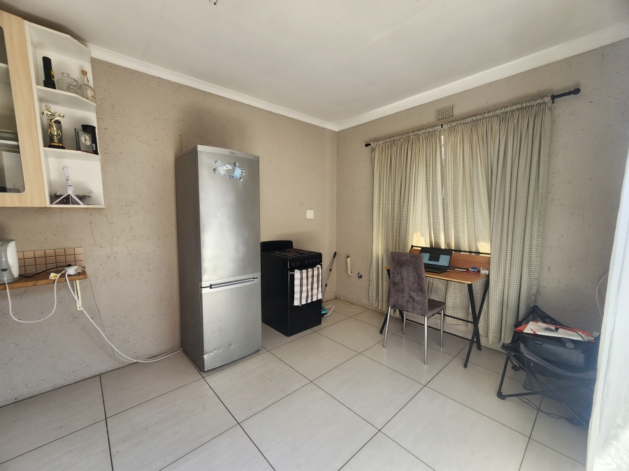 To Let 1 Bedroom Property for Rent in Douglasdale Gauteng