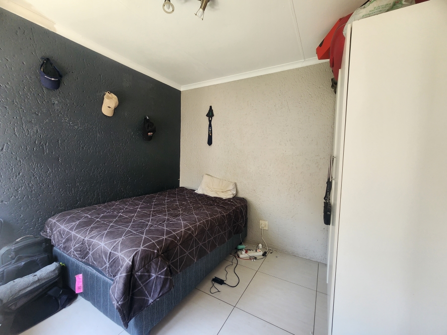 To Let 1 Bedroom Property for Rent in Douglasdale Gauteng