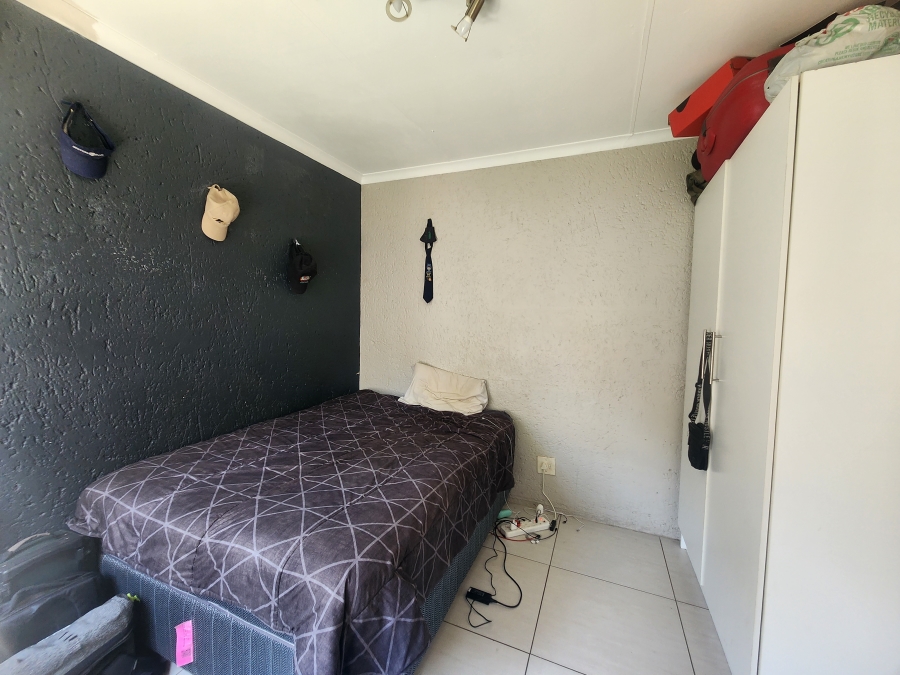 To Let 1 Bedroom Property for Rent in Douglasdale Gauteng