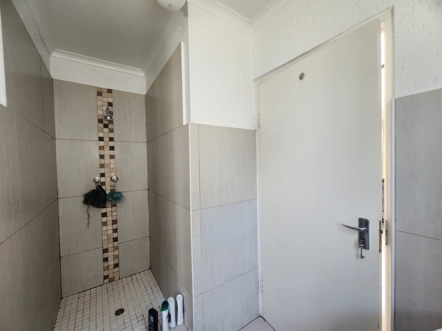 To Let 1 Bedroom Property for Rent in Douglasdale Gauteng