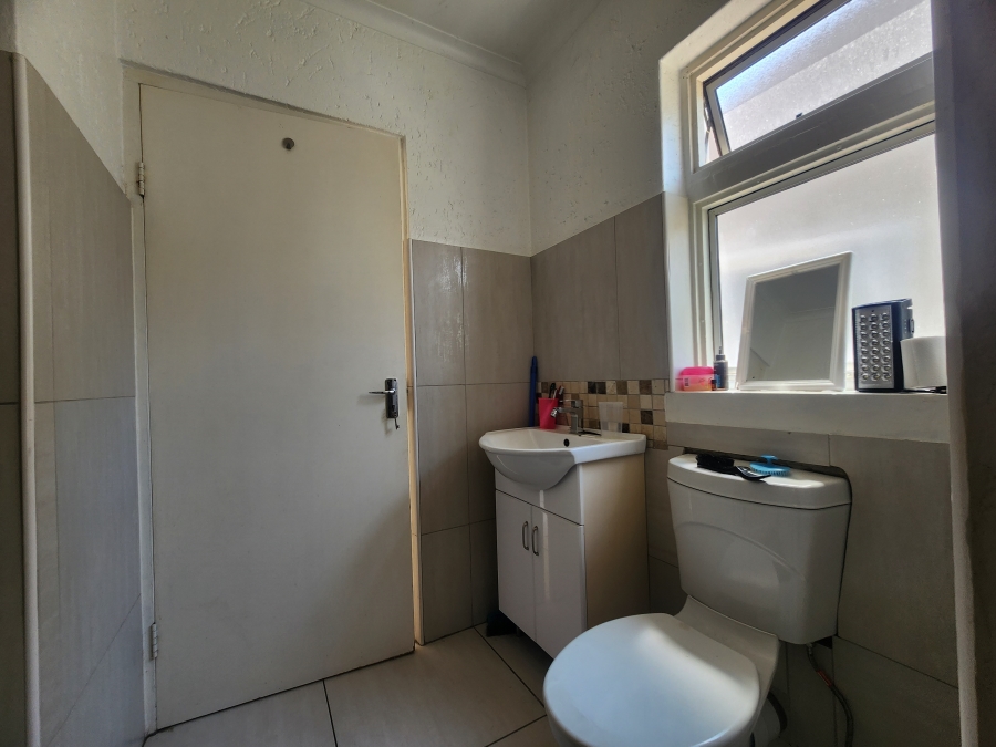 To Let 1 Bedroom Property for Rent in Douglasdale Gauteng