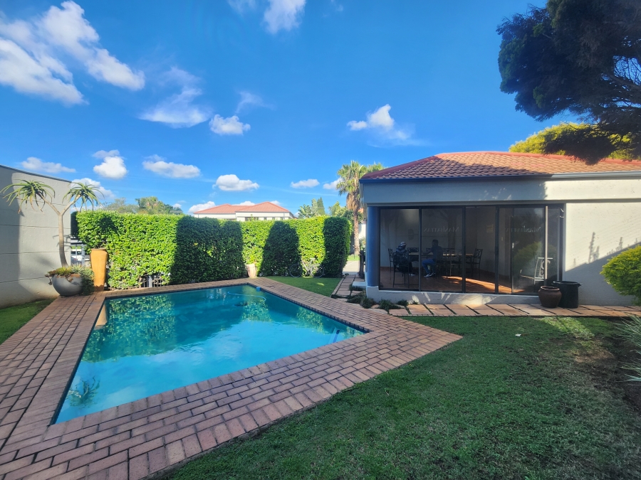 2 Bedroom Property for Sale in Lonehill Gauteng