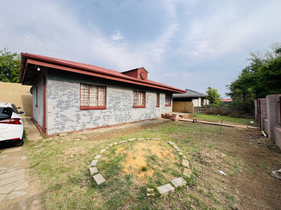 7 Bedroom Property for Sale in Leeuhof Gauteng