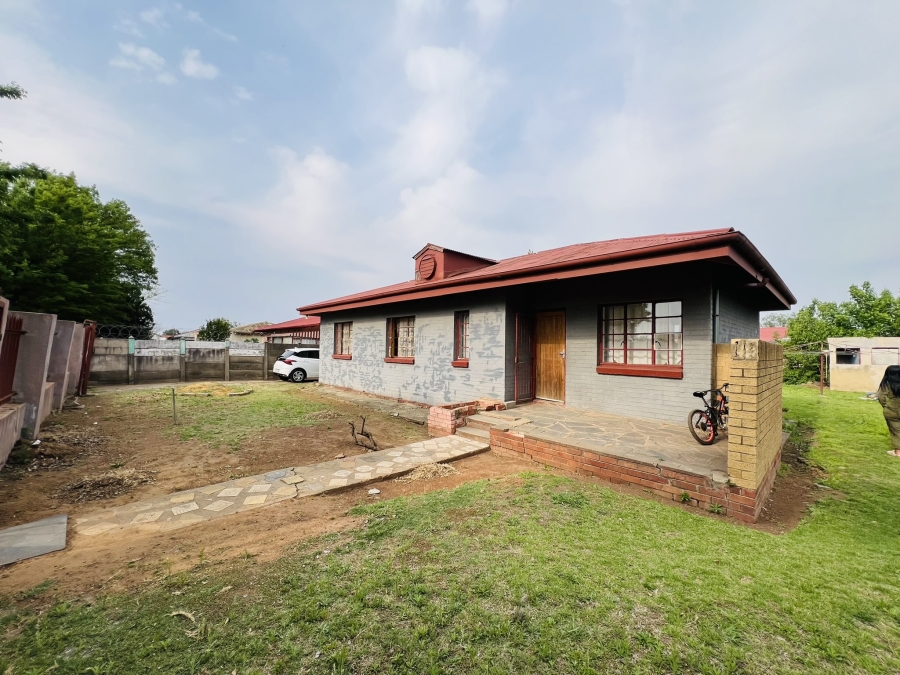 7 Bedroom Property for Sale in Leeuhof Gauteng