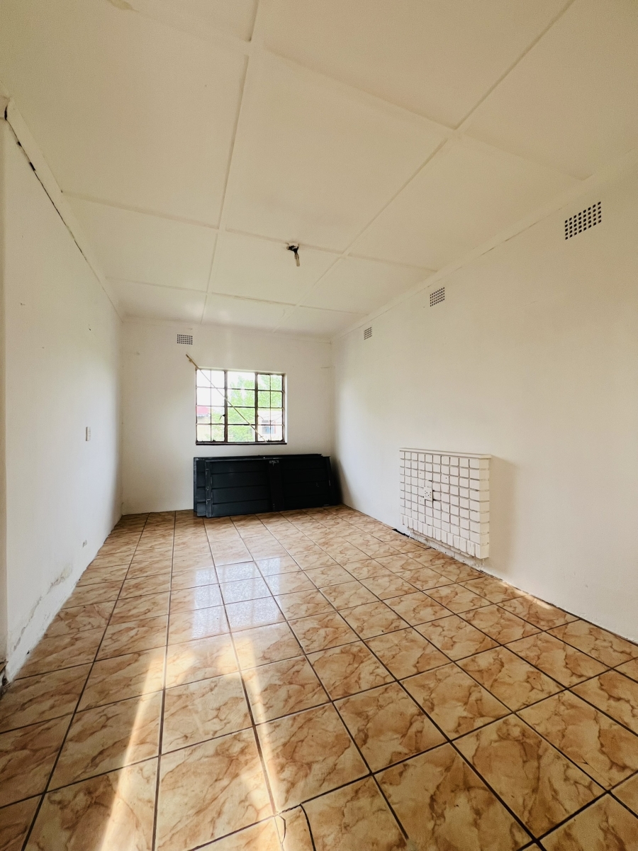 7 Bedroom Property for Sale in Leeuhof Gauteng