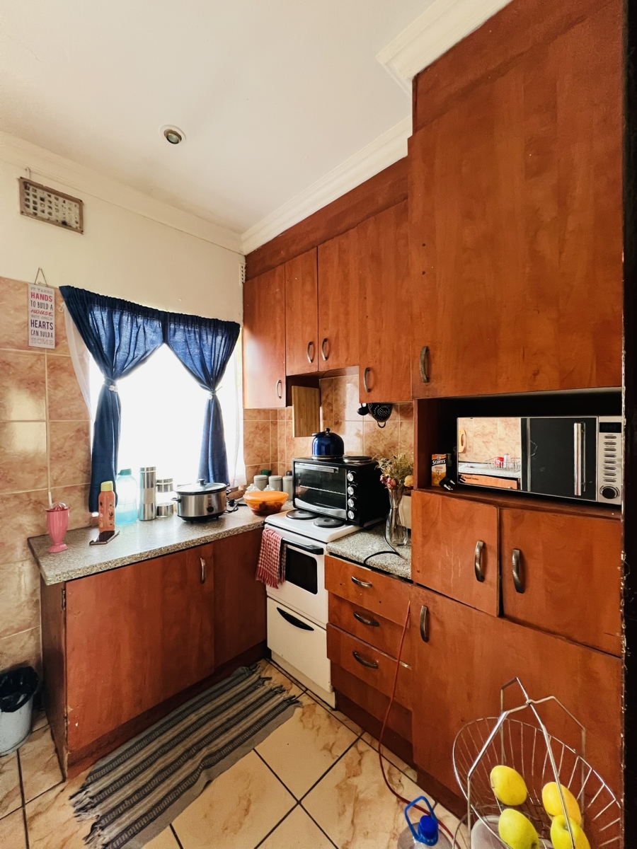 7 Bedroom Property for Sale in Leeuhof Gauteng