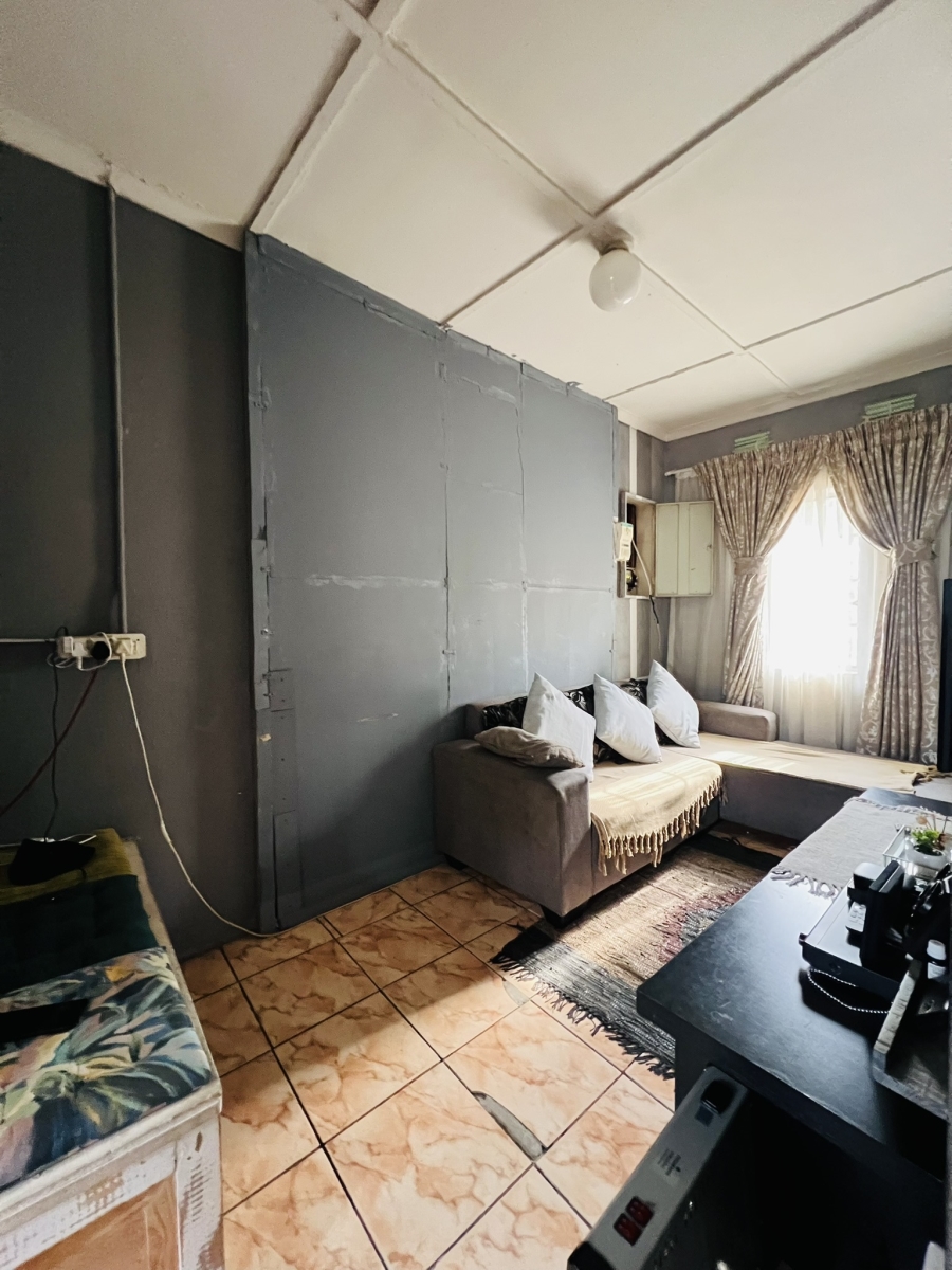 7 Bedroom Property for Sale in Leeuhof Gauteng