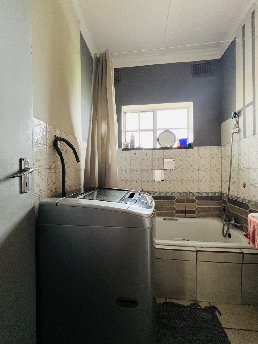7 Bedroom Property for Sale in Leeuhof Gauteng