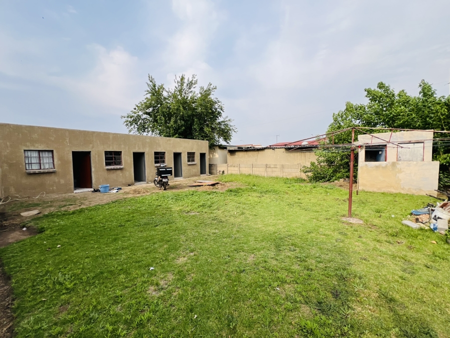 7 Bedroom Property for Sale in Leeuhof Gauteng