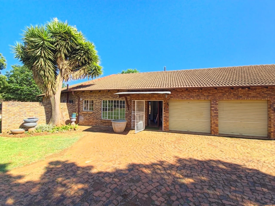 To Let 4 Bedroom Property for Rent in Kameeldrift West Gauteng