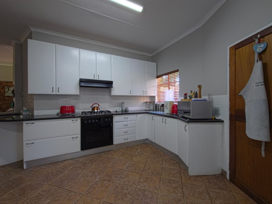 To Let 4 Bedroom Property for Rent in Kameeldrift West Gauteng