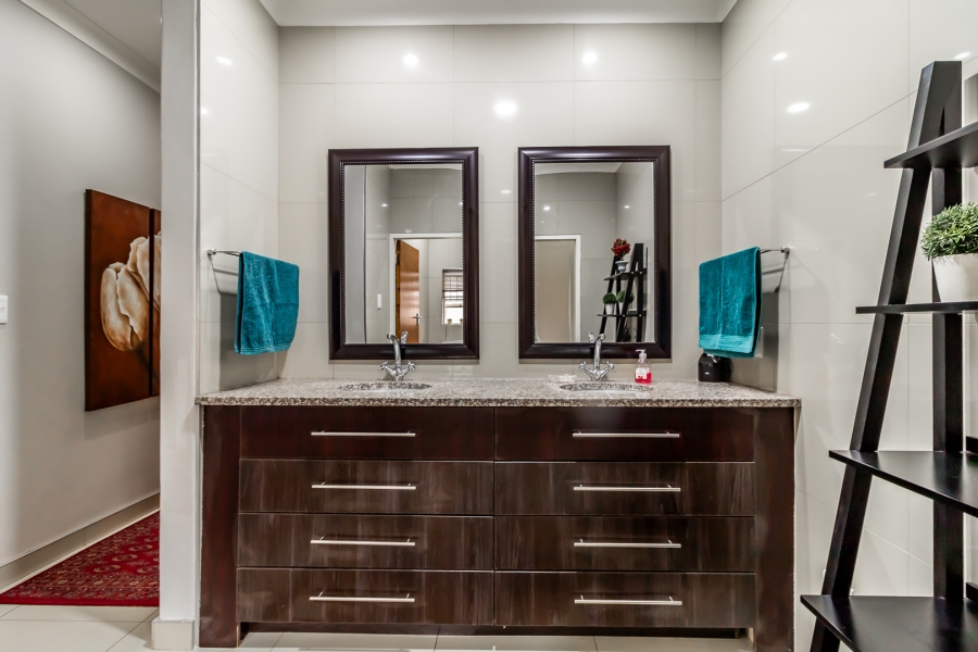 5 Bedroom Property for Sale in Rietfontein Gauteng