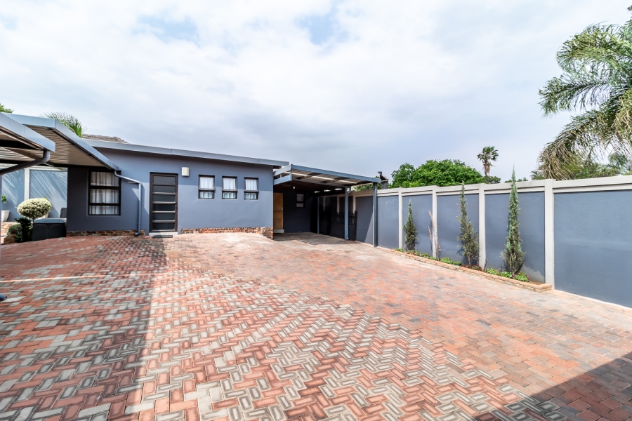 5 Bedroom Property for Sale in Rietfontein Gauteng