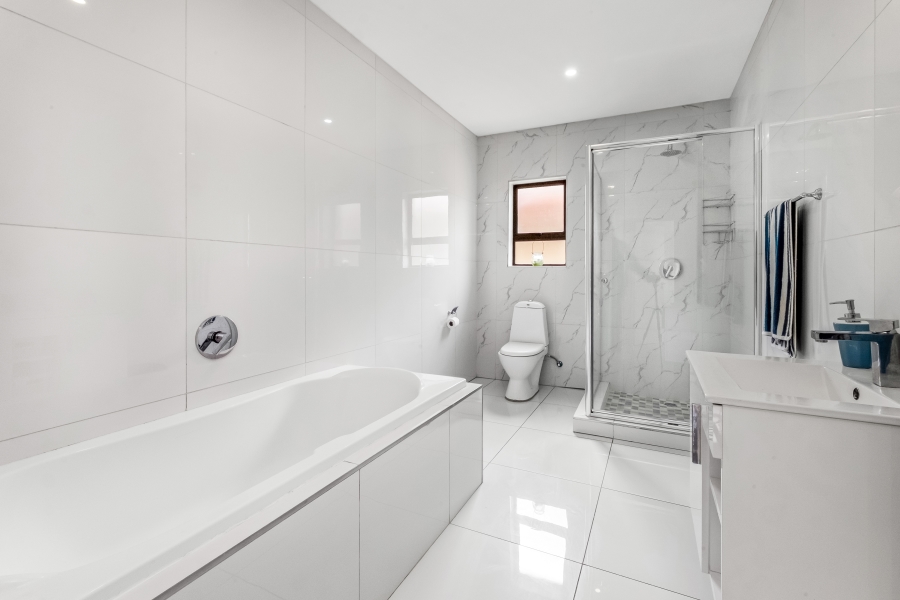 To Let 3 Bedroom Property for Rent in Broadacres Gauteng