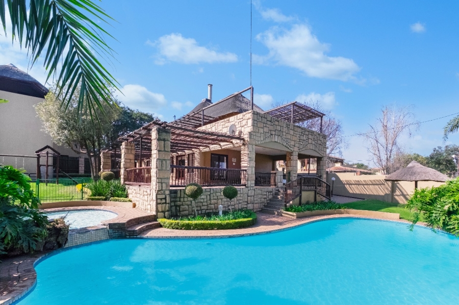 To Let 1 Bedroom Property for Rent in Douglasdale Gauteng