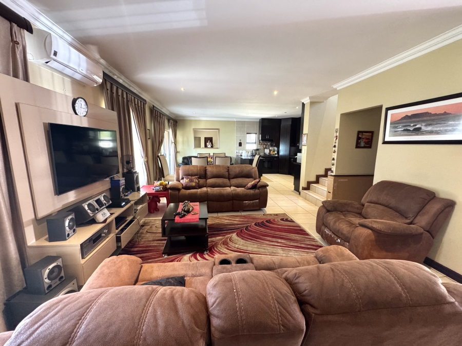 4 Bedroom Property for Sale in Thatchfield Hills Gauteng