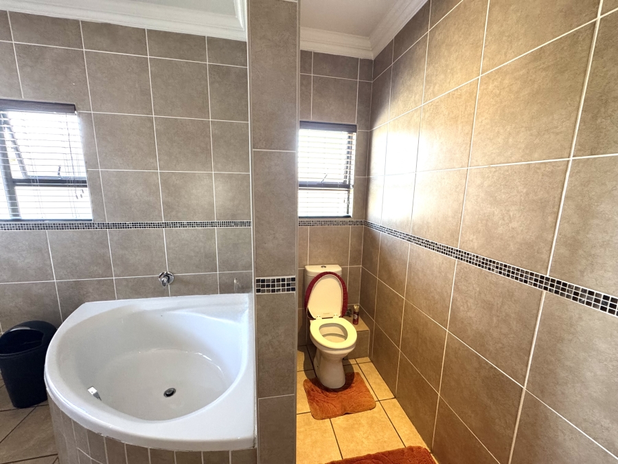 4 Bedroom Property for Sale in Thatchfield Hills Gauteng