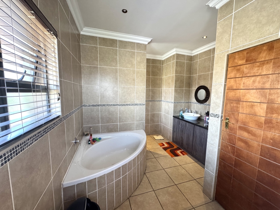 4 Bedroom Property for Sale in Thatchfield Hills Gauteng