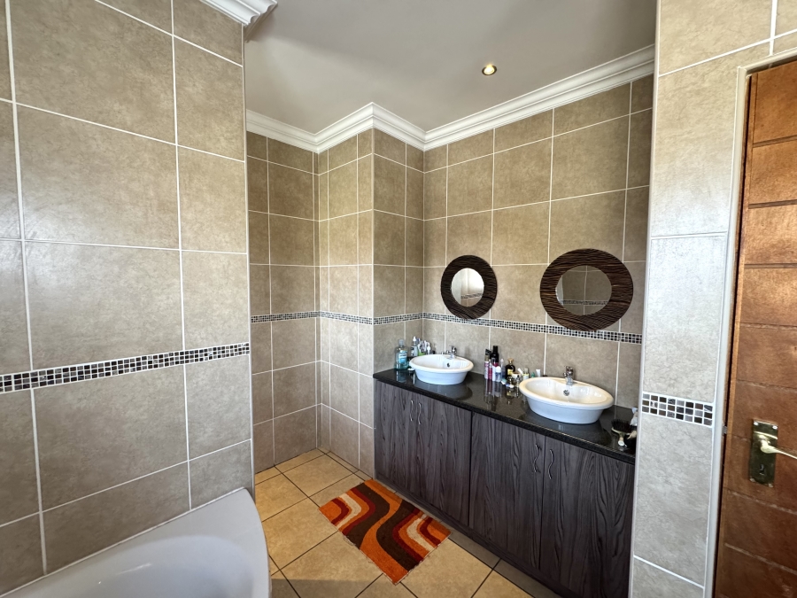 4 Bedroom Property for Sale in Thatchfield Hills Gauteng