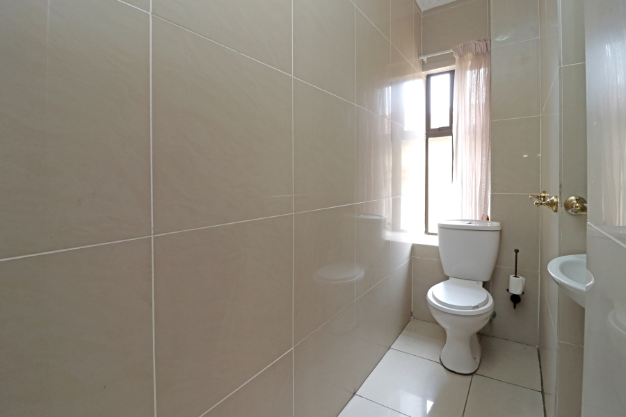 5 Bedroom Property for Sale in Blue Valley Golf Estate Gauteng