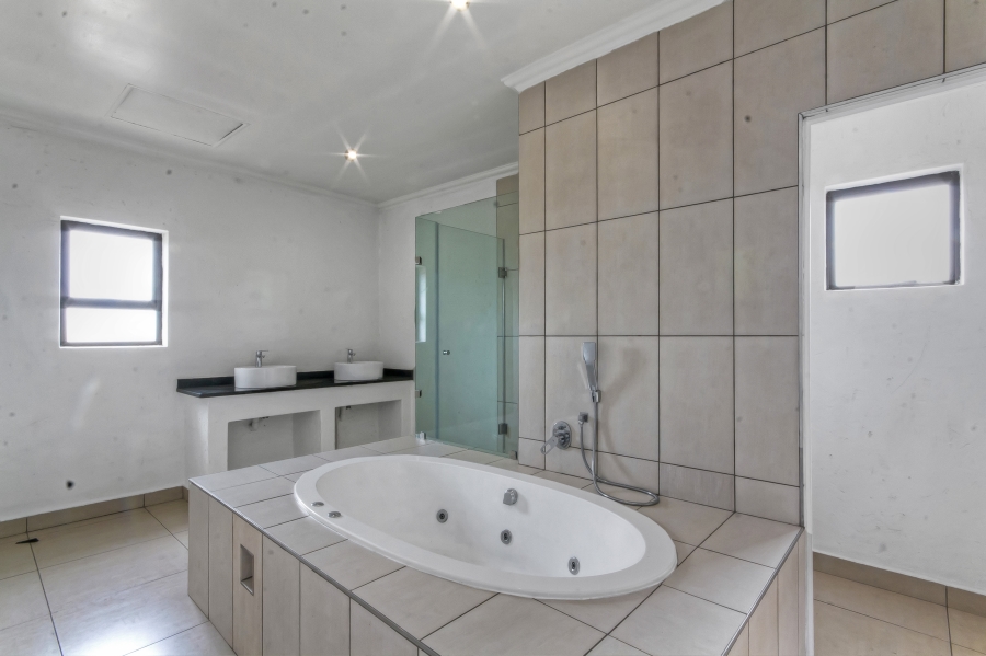 5 Bedroom Property for Sale in Blue Valley Golf Estate Gauteng