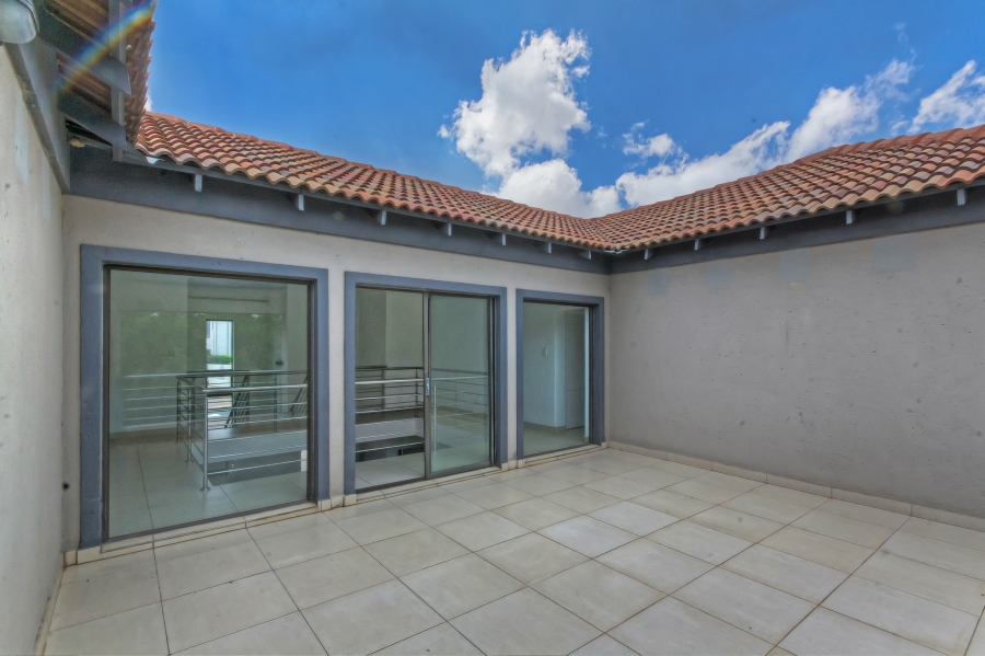 5 Bedroom Property for Sale in Blue Valley Golf Estate Gauteng