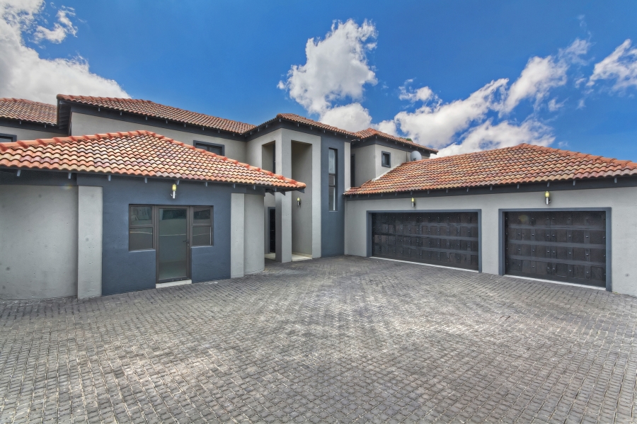 5 Bedroom Property for Sale in Blue Valley Golf Estate Gauteng