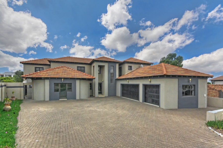 5 Bedroom Property for Sale in Blue Valley Golf Estate Gauteng
