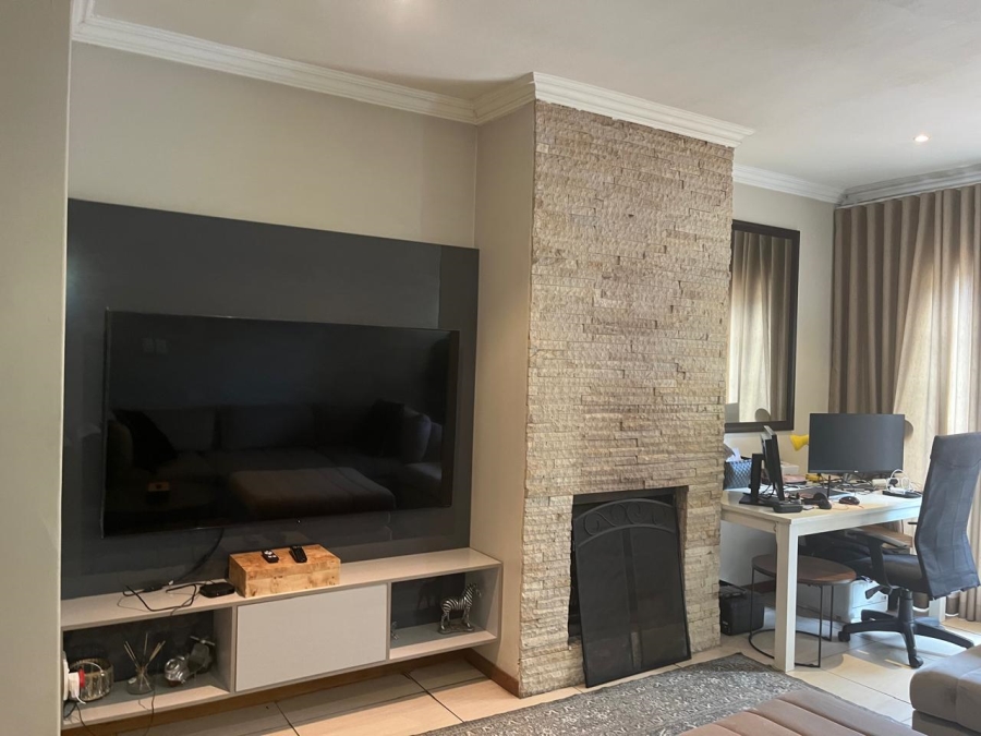 5 Bedroom Property for Sale in Vorna Valley Gauteng