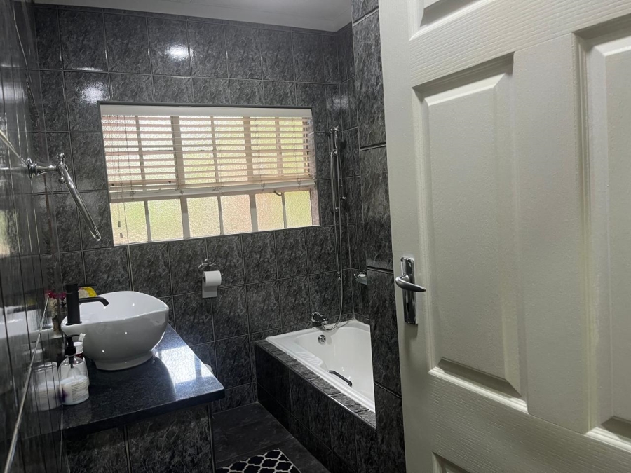 5 Bedroom Property for Sale in Vorna Valley Gauteng