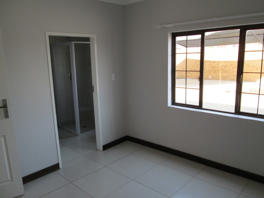 1 Bedroom Property for Sale in Rooihuiskraal North Gauteng