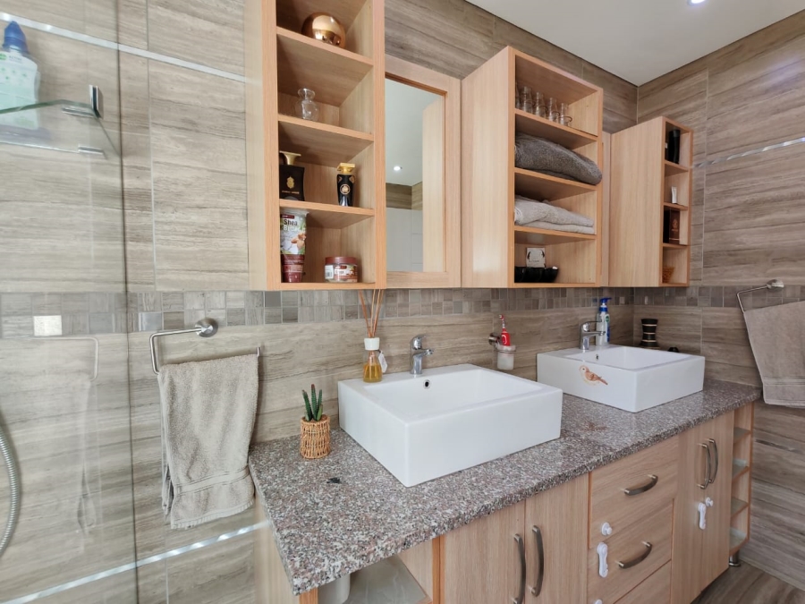 3 Bedroom Property for Sale in Three Rivers Proper Gauteng