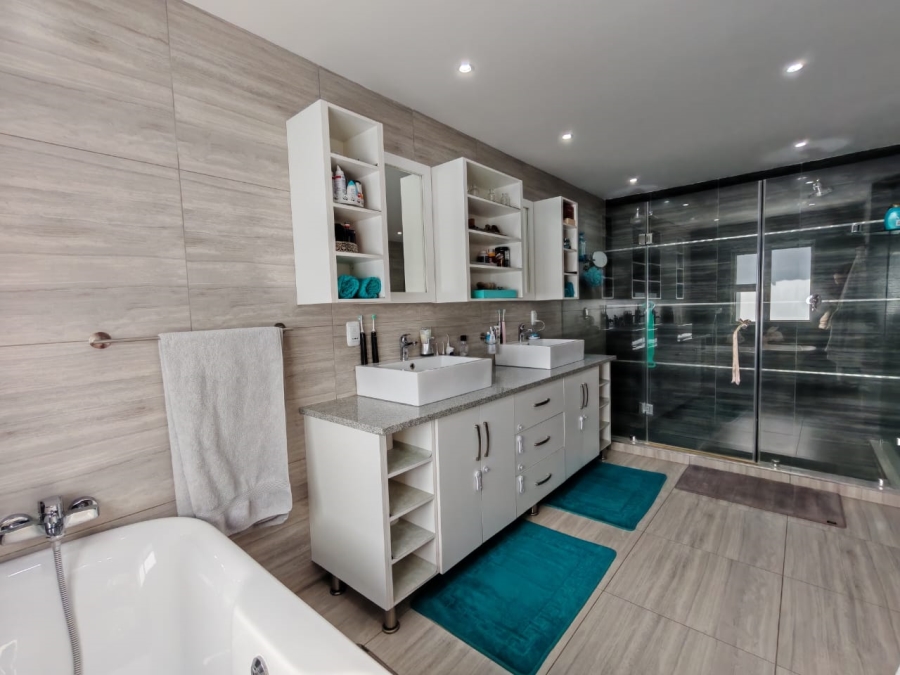 3 Bedroom Property for Sale in Three Rivers Proper Gauteng