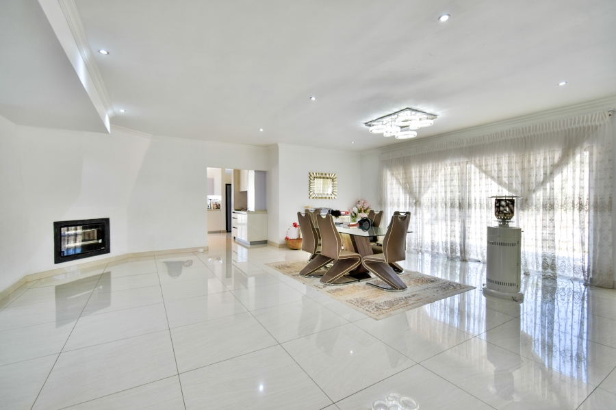 6 Bedroom Property for Sale in Mooikloof Glen Gauteng