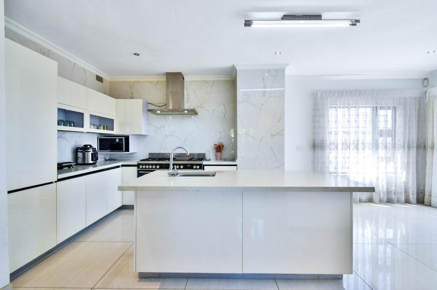 6 Bedroom Property for Sale in Mooikloof Glen Gauteng