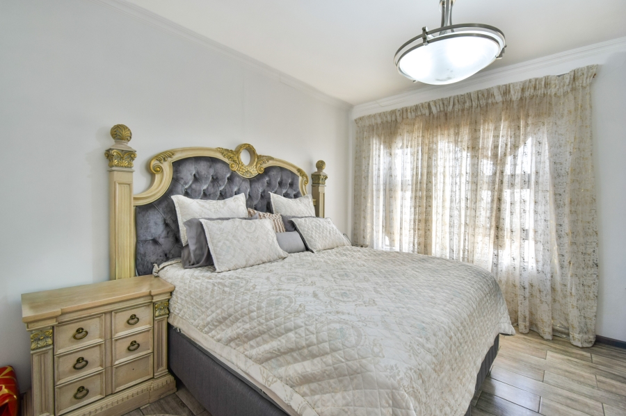 6 Bedroom Property for Sale in Mooikloof Glen Gauteng