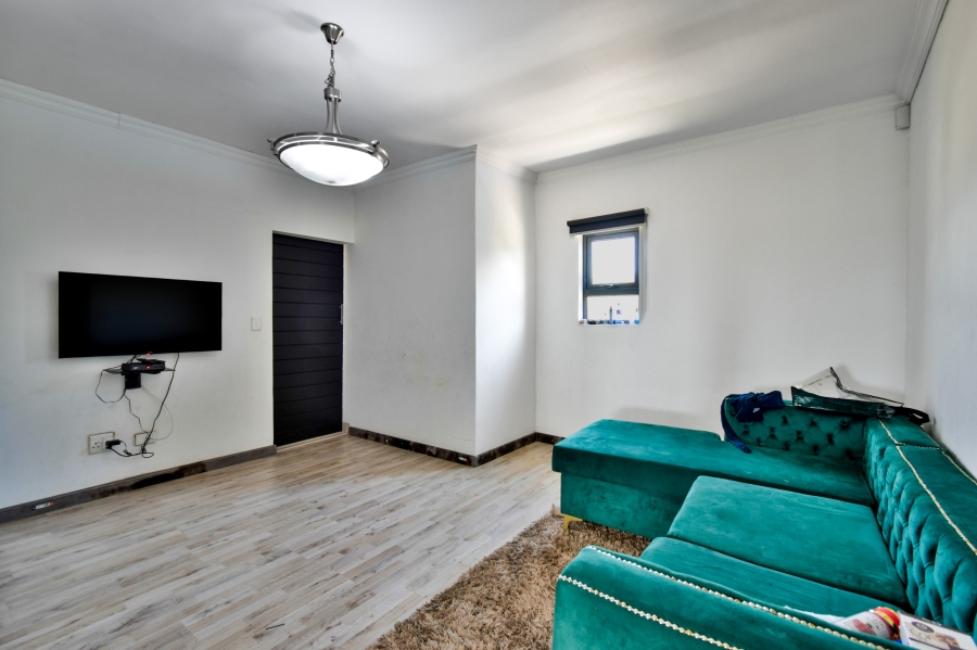 6 Bedroom Property for Sale in Mooikloof Glen Gauteng