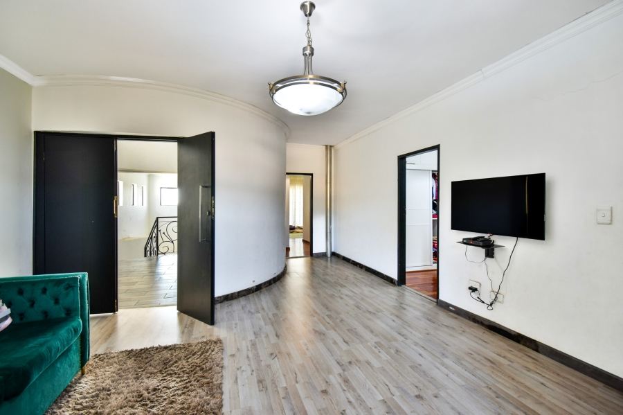 6 Bedroom Property for Sale in Mooikloof Glen Gauteng