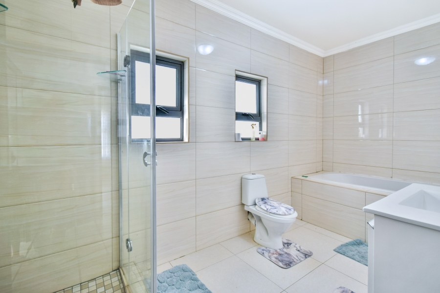 6 Bedroom Property for Sale in Mooikloof Glen Gauteng