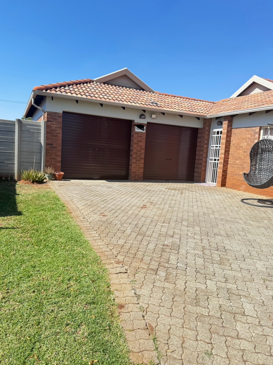 To Let 3 Bedroom Property for Rent in Clayville Gauteng