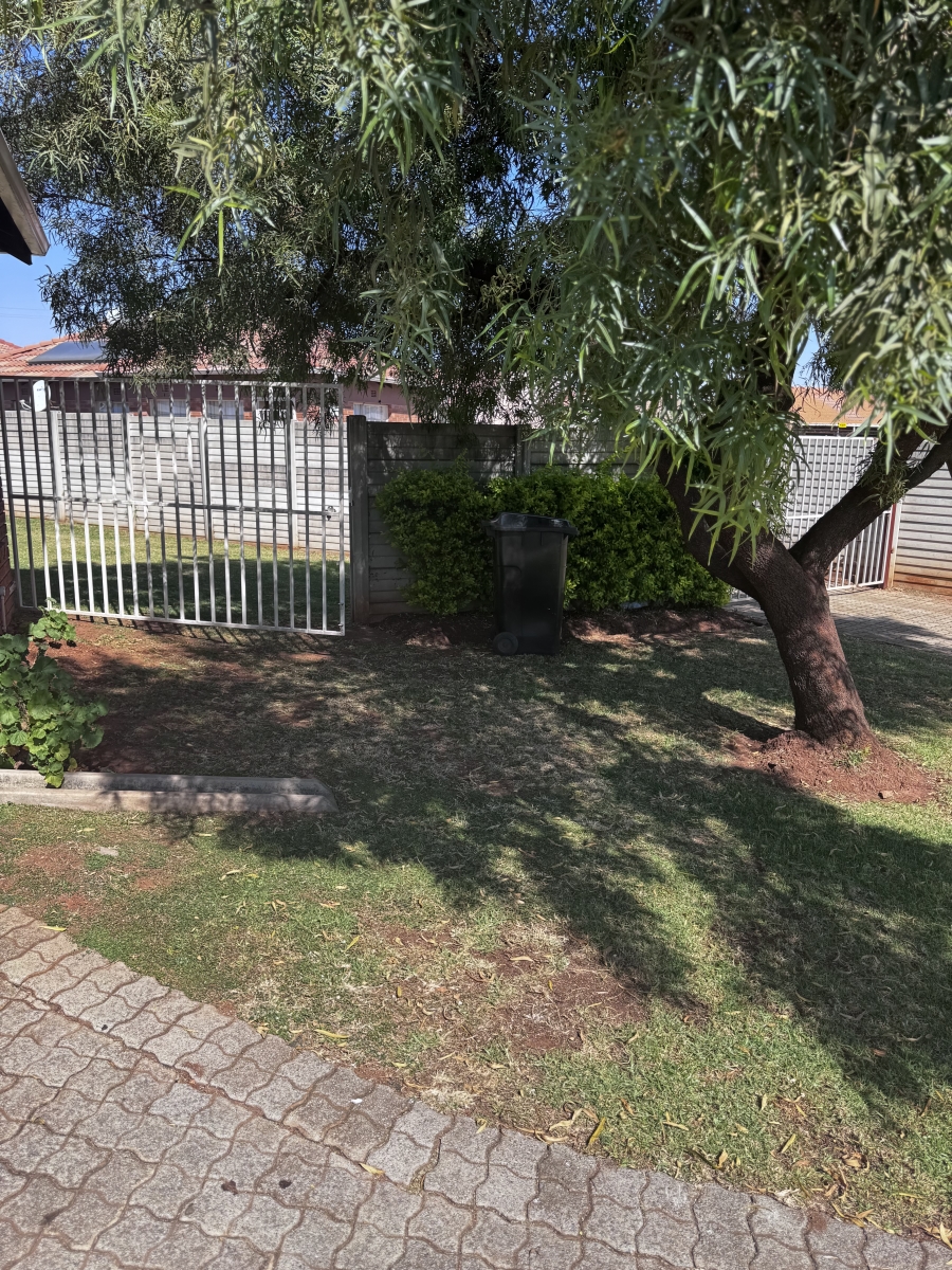 To Let 3 Bedroom Property for Rent in Clayville Gauteng