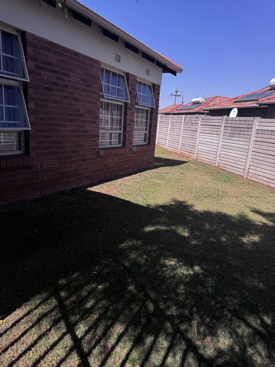 To Let 3 Bedroom Property for Rent in Clayville Gauteng