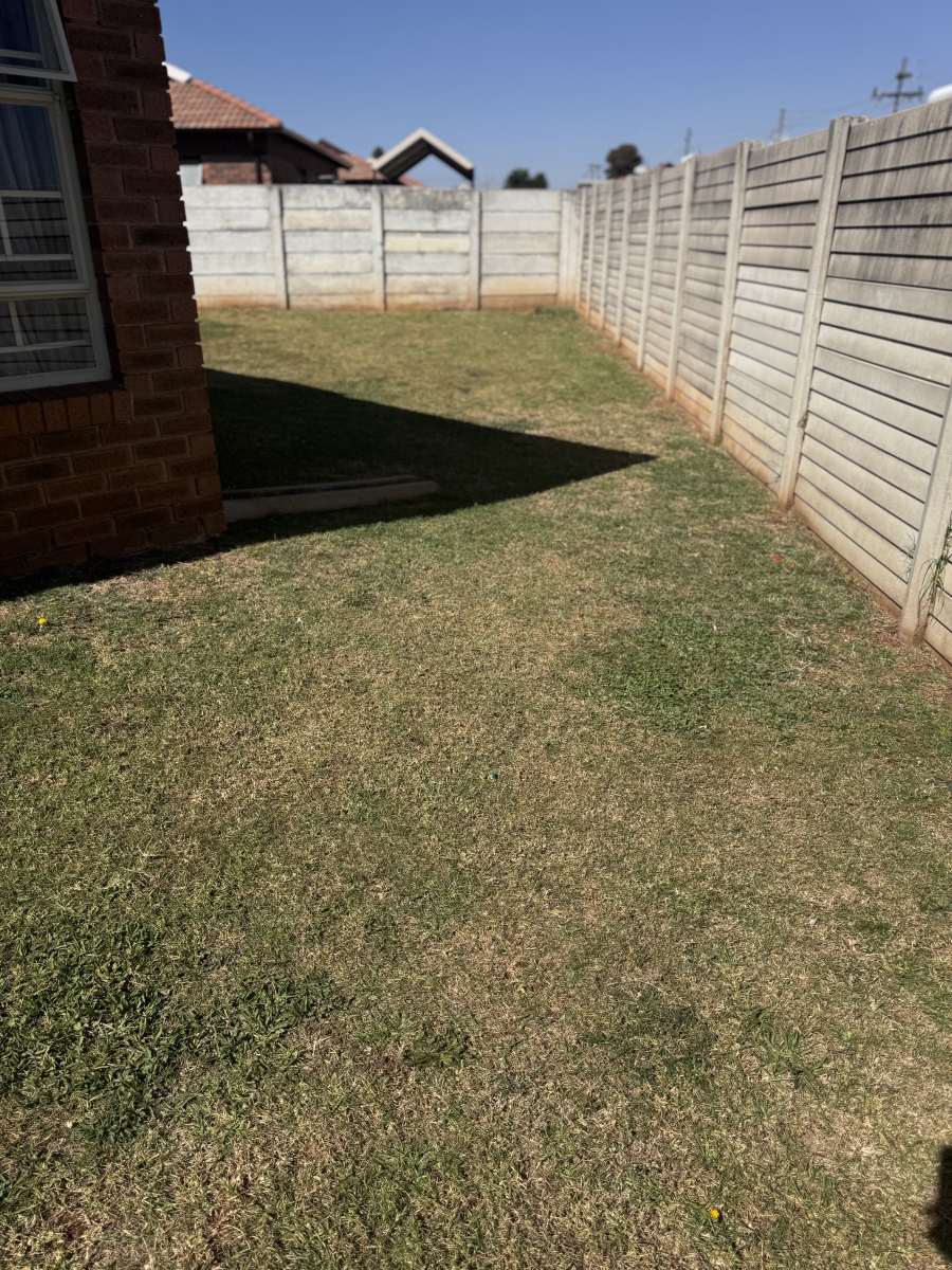 To Let 3 Bedroom Property for Rent in Clayville Gauteng