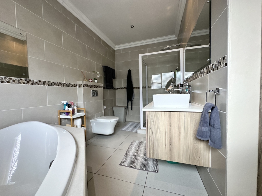 4 Bedroom Property for Sale in Thatchfield Estate Gauteng