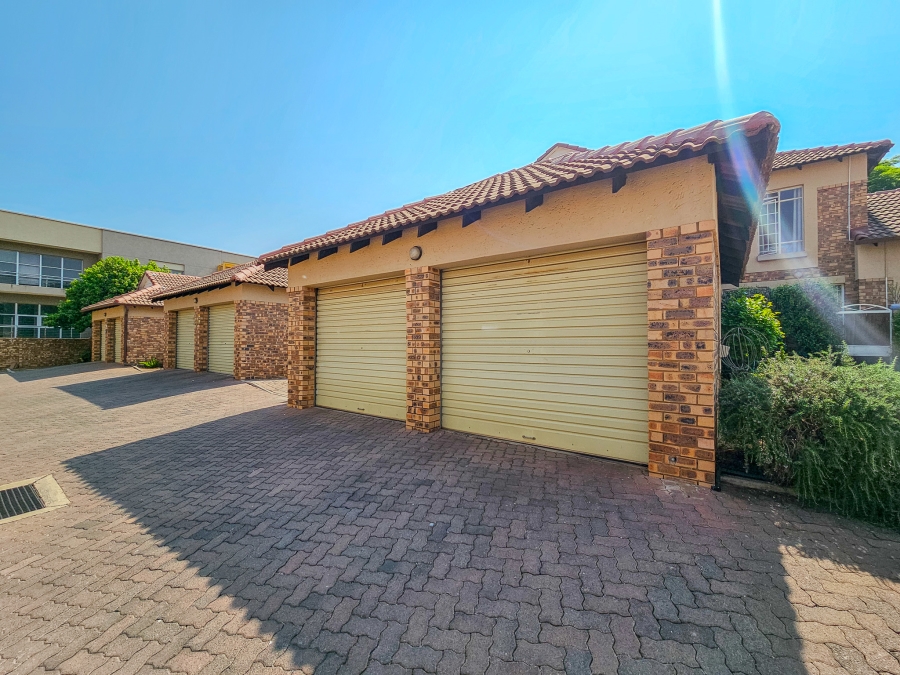 3 Bedroom Property for Sale in Die Hoewes Gauteng