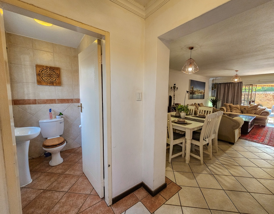 3 Bedroom Property for Sale in Die Hoewes Gauteng