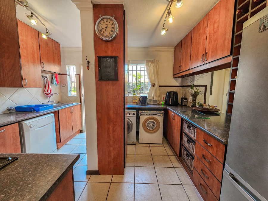 3 Bedroom Property for Sale in Die Hoewes Gauteng