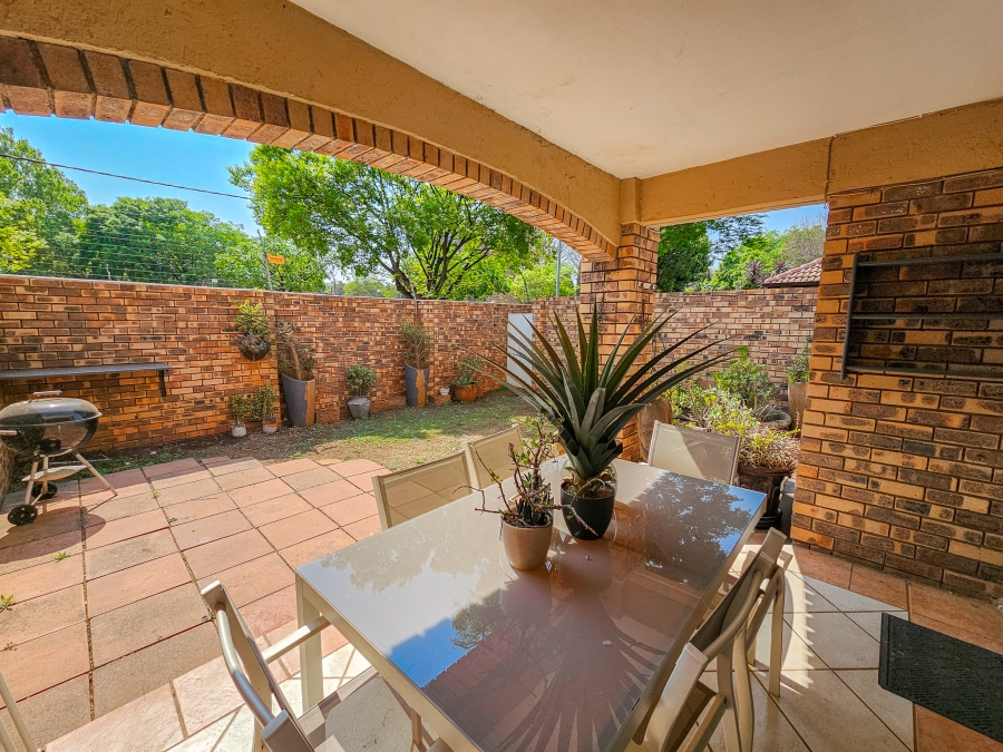 3 Bedroom Property for Sale in Die Hoewes Gauteng