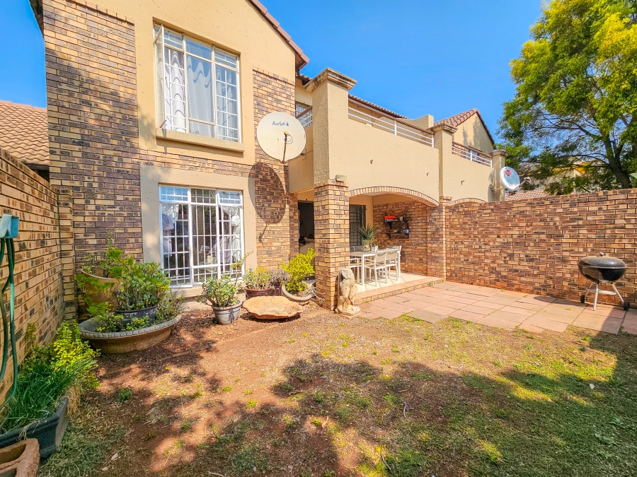3 Bedroom Property for Sale in Die Hoewes Gauteng